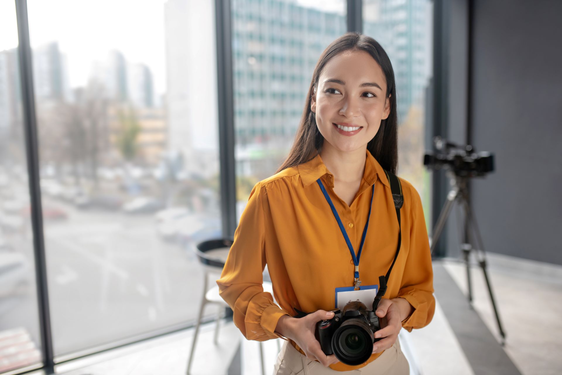 dark-haired-young-cute-reporter-holding-a-camera-2024-10-18-02-43-05-utc.jpg